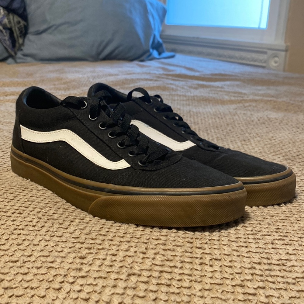 Vans old school pro blk and gum sole color size 9